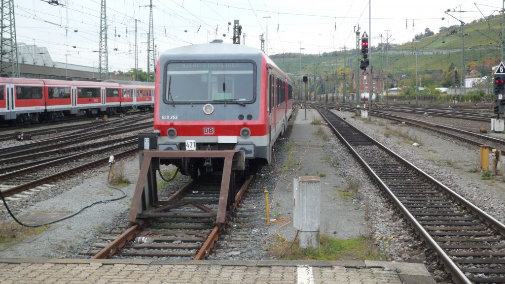 BR 628 253 ist abgestellt zwischen Gleis 2 und 3 des Wrzburger Hauptbahnhofs. Die Einheit wird zugefhrt durch eine Doppeltraktion RB 33526, die in Lauda gebildet und in Wrzburg aufgelst wird. Whrend der eine Zugteil zurck nach Crailsheim fhrt, verbleibt eben der andere Zugteil in Wrzburg und fhrt um 17:33 Uhr als RB 33503 zurck nach Lauda.