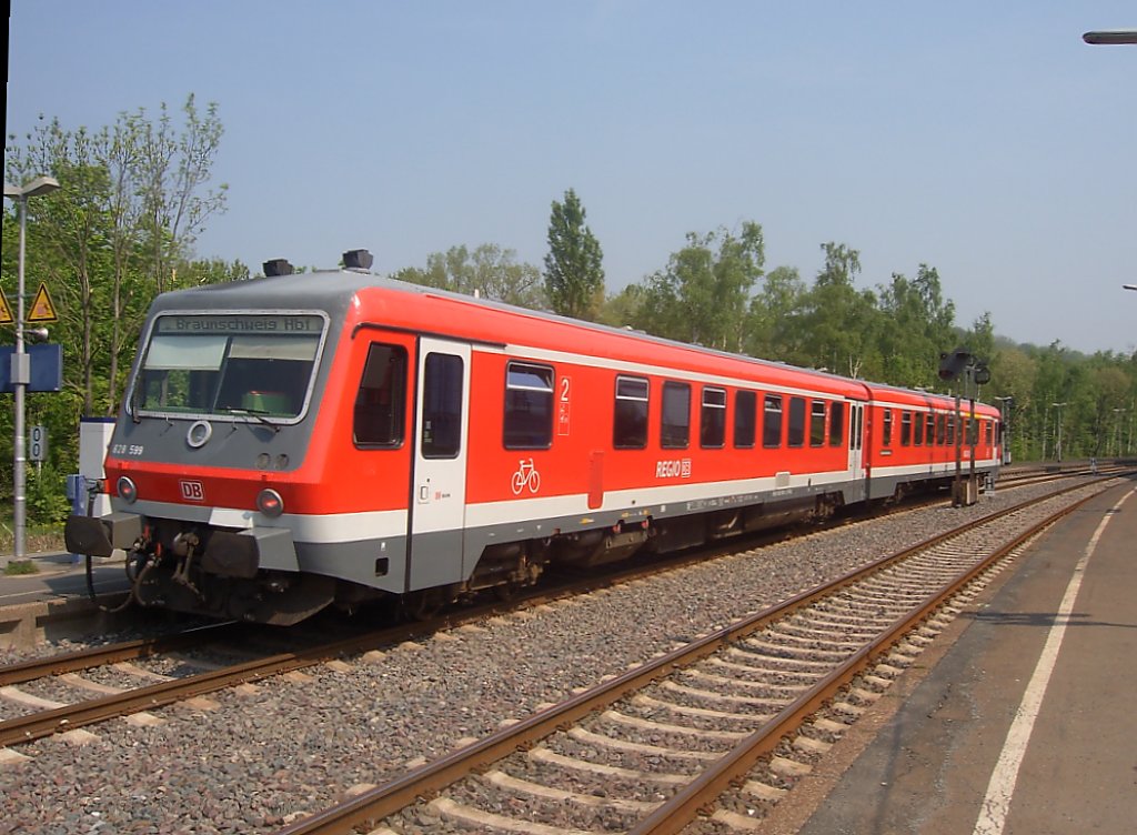 BR 628 ist gerade in Vienenburg eingefaren und wird nach kurzem Halt nach Baunschweig fahren. Aufgenommen am 29.4.2011 vom Bahnsteig des Gleises 1 