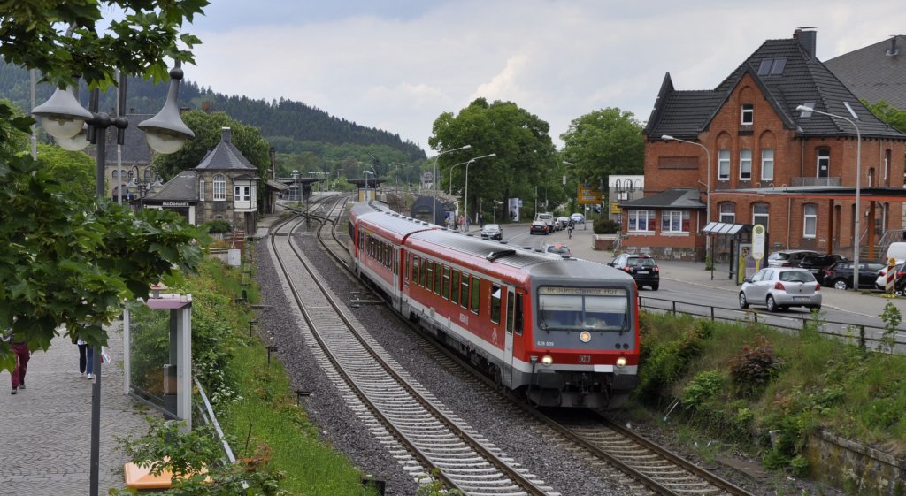 BR 628 nach Braunschweig Hbf ist ausgefahren auf Hf 2; Goslar, 13.05.11