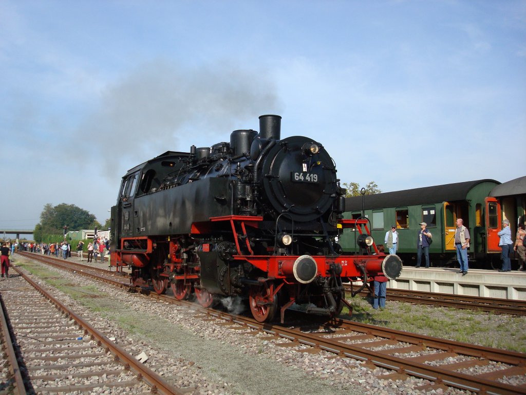 BR 64, als Gastlok in Riegel am Kaiserstuhl,
zieht den Museumszug  Rebenbummler ,
Okt.2007