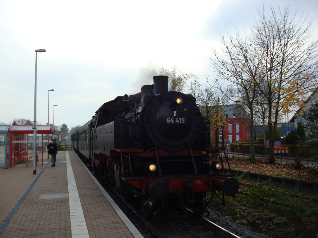 BR 64 mit Sonderzug fhrt in den Bahnhof Hugstetten/Breisgau ein,
Nov.2008