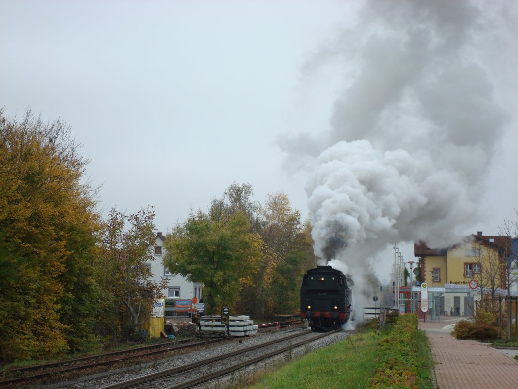 BR 64 mit Sonderzug verlt den Bahnhof Hugstetten/Breisgau,
Nov.2008