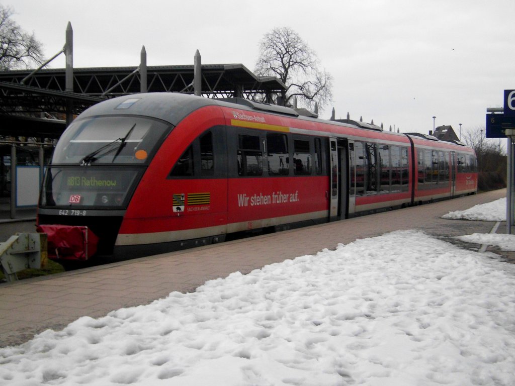 BR 642 als RB13 nach Rathenow im Bahnhof Stendal.(2.4.2013) 