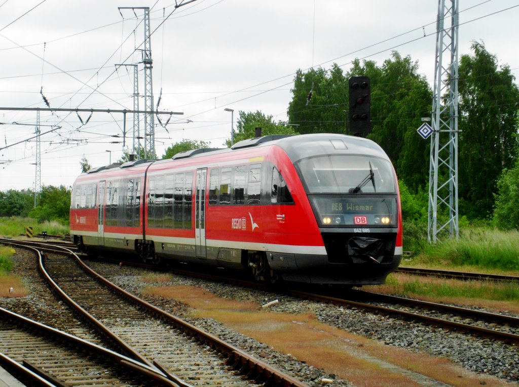 BR 642 als RE8 nach Wismar im Hauptbahnhof Rostock.(3.6.2013) 