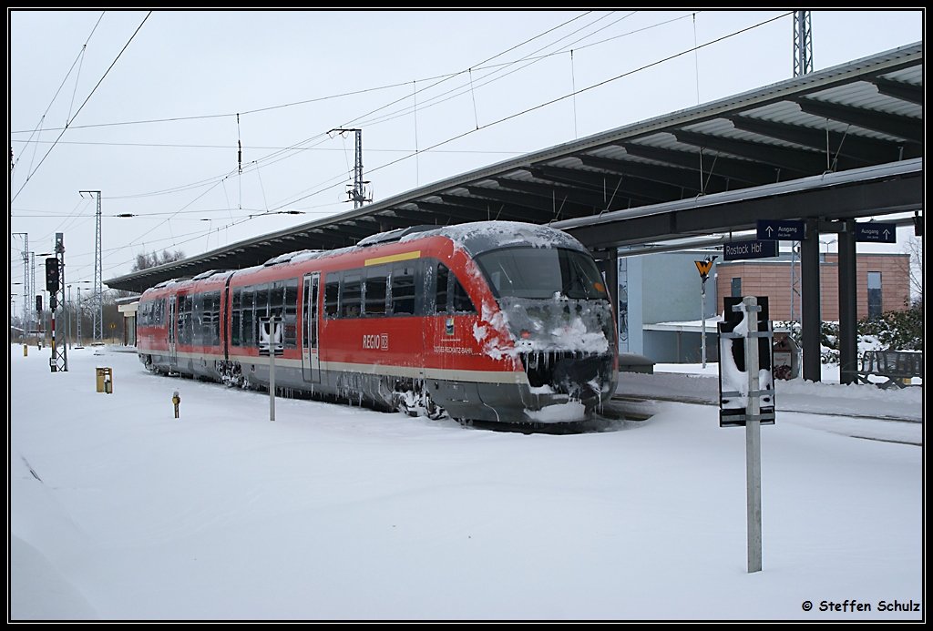 Br 642 mit einem RE Wismar kommend, hatte wohl noch das Glck, im Rostocker Hbf zu stranden, wo die Fahrt dann erstmal endete. Rostock Hbf am 30.01.2010
