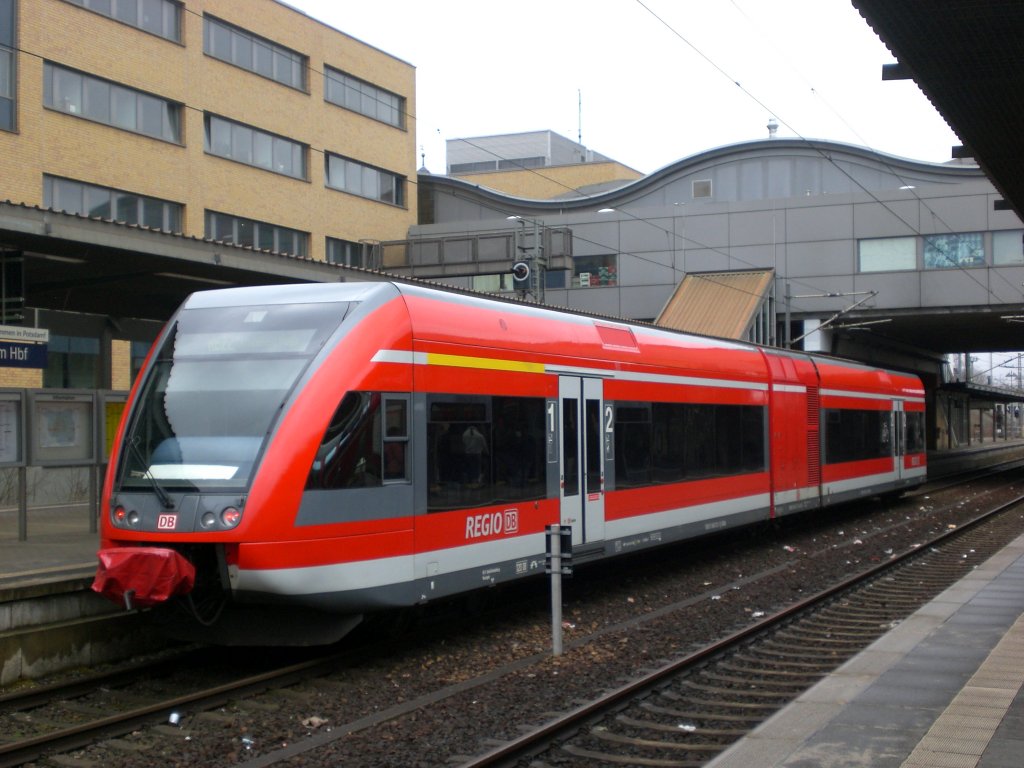 BR 646 (Stadler GTW) als RB22 nach Flughafen Berlin Schnefeld im  Hauptbahnhof Potsdam.(12.3.2010)