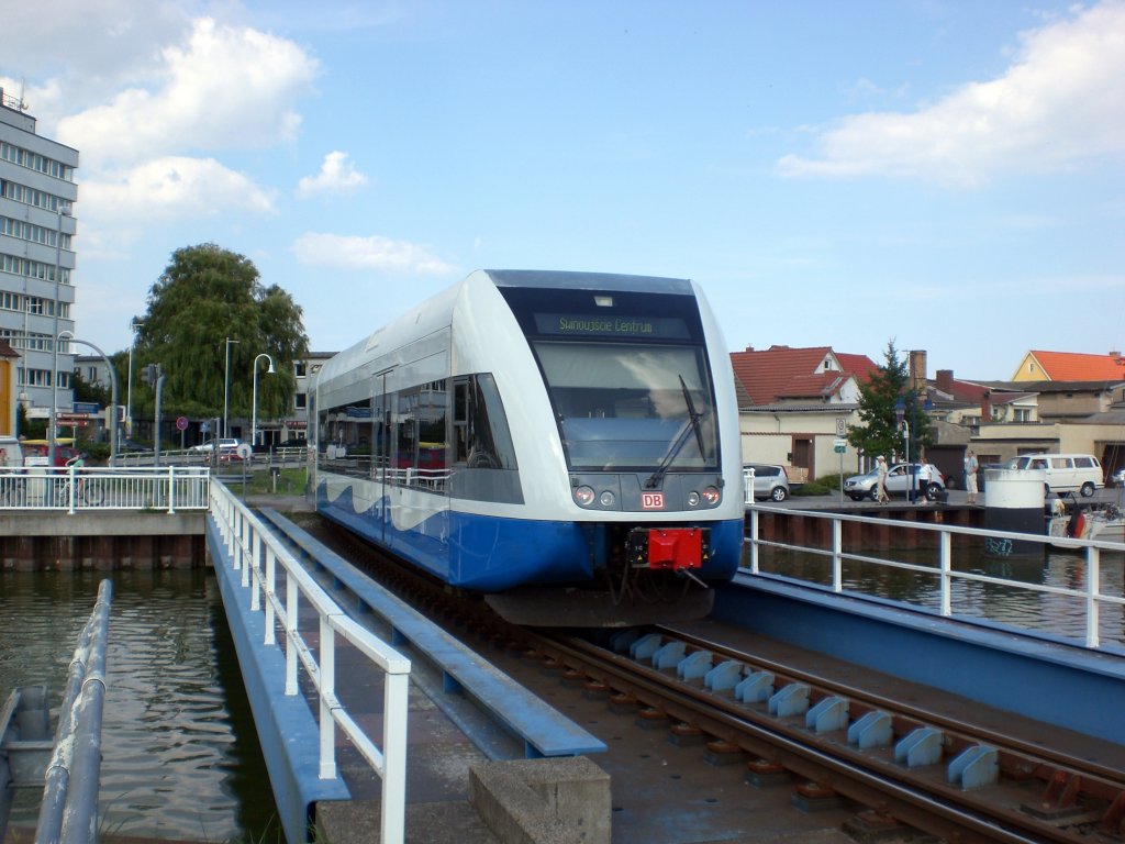 BR 646 (Stadler GTW) als UBB nach Świnoujście Centrum nahe vom Bahnhof Wolgast Hafen.(10.8.2010)