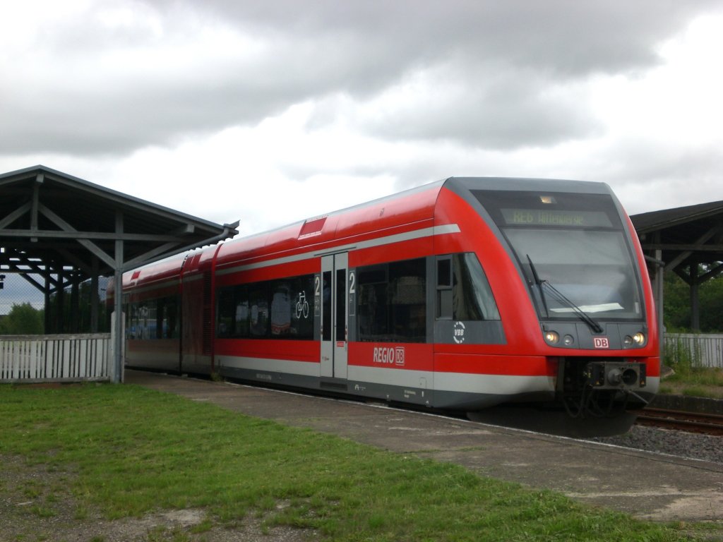 BR 646 Stadler GTW als RE6 nach Wittenberge im Bahnhof Pritzwalk.(15.7.2011)