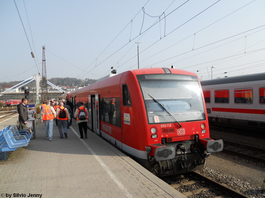 BR 650 118-3 am 17.4.2010 in Ulm Hbf. Daneben laufen die Teilnehmer unserer BW-Fhrung vorbei.