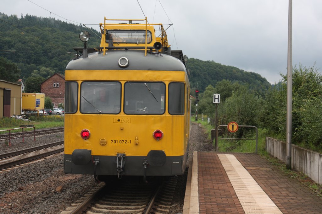 BR 701 072-1 der Eisenbahnbetriebe Mittlerer Neckar (EMN) auf der Fahrt von Kassel nach Fulda. Im Bahnhof Neukirchen wurde der Turmtriebwagen am 23.8.2010 von einer Baureihe 185 der Firma Railpool berholt.