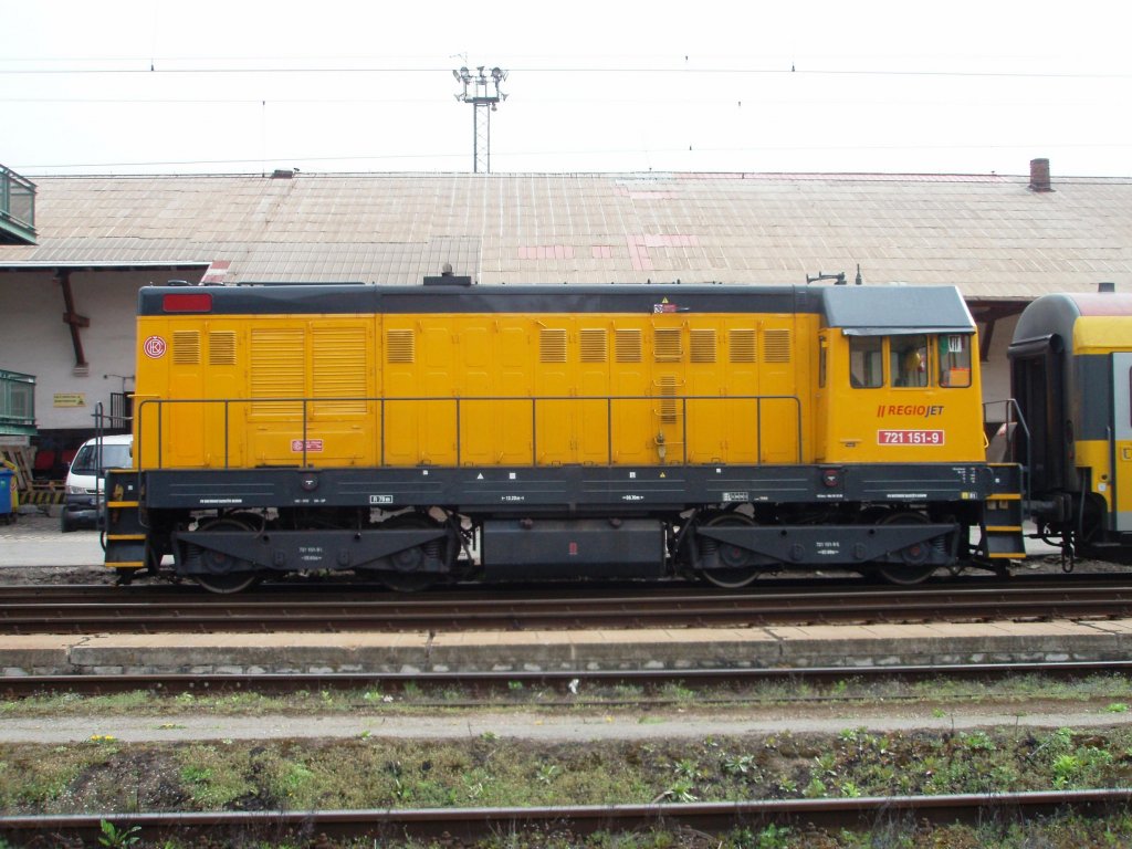 BR 721 151 am 19.4.2012 in Praha Smchov. Die Rangierlokomotive Gesellschaft Regiojet.