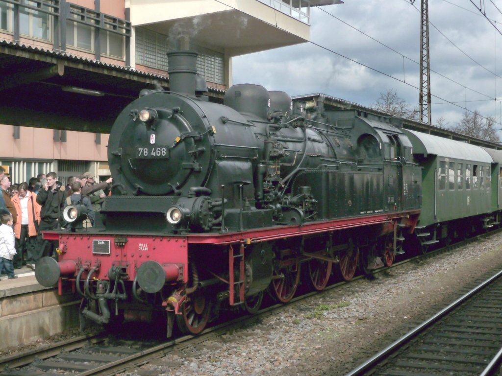 BR 78 468 mit Donnerb�chsen im Schlepp, beim Dampfspektakel in Trier HBf