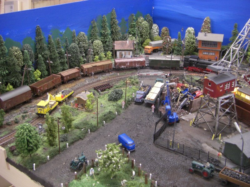 BR 82 mit Tonzug, gealtert, die Zge fuhren frher so auf der Brexbachtalbahn im Westerwald, entweder mit Klappdeckel oder Schiebedachwagen. Und die gibt es in diesem Jahr als Wagenset von Mrklin