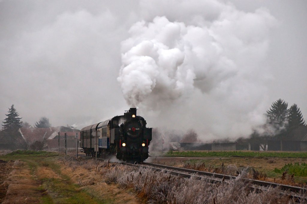 BR 93.1420 dampft mit dem Nikolozug von Wien Praterstern nach Ernstbrunn. Die Aufnahme enstand am 03.12.2011 kurz vor Rckersdorf-Harmannsdorf.