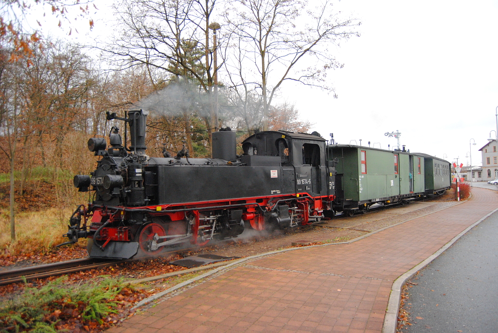 BR 99 1574-5 Ausfahrt aus dem Bahnhof Oschatz in Richtung Mgeln (04.12.2011)