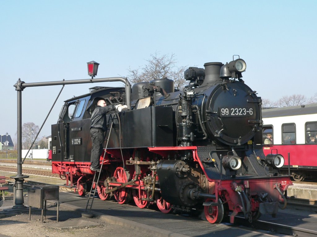 BR 99 2323 der Mecklenburgischen B�derbahn Molli in Bad K�hlungsborn-West beim Wasserfassen. (26.03.2007)