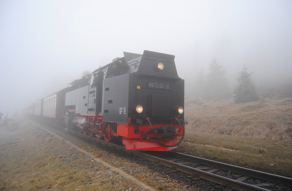 BR 99 7234-0 rollt am 06. April 2012 durch dichten Nebel Brockenabwrts.