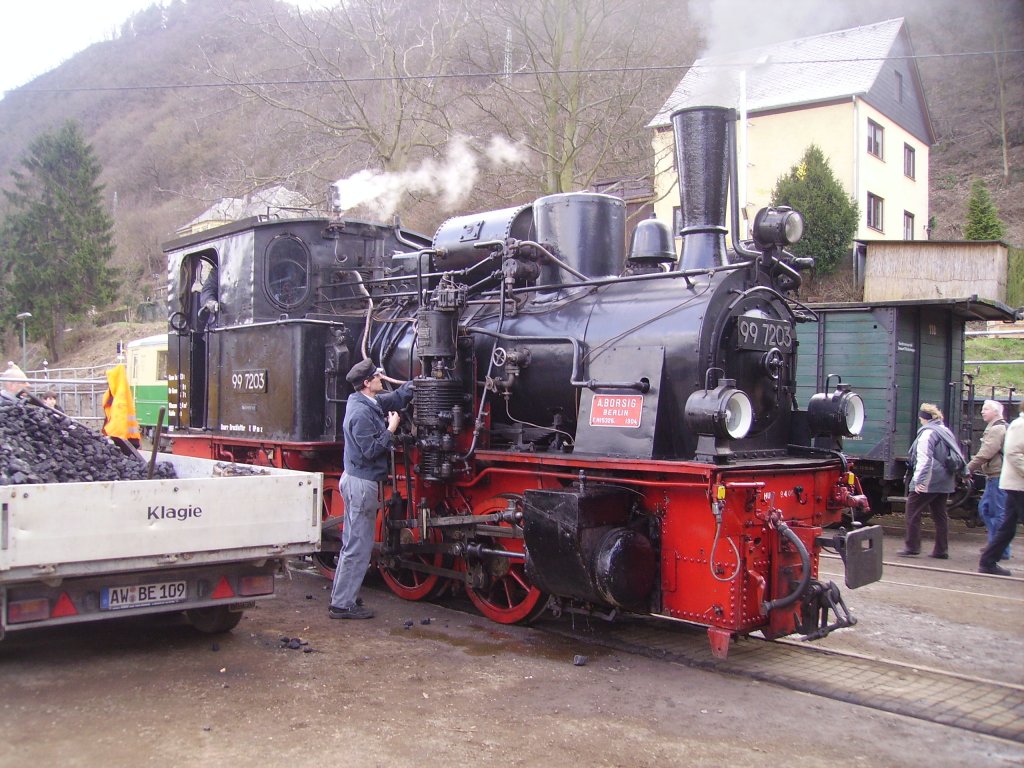 Br 99 beim Bekohlen auf der Brohltalbahn am 2.4.10