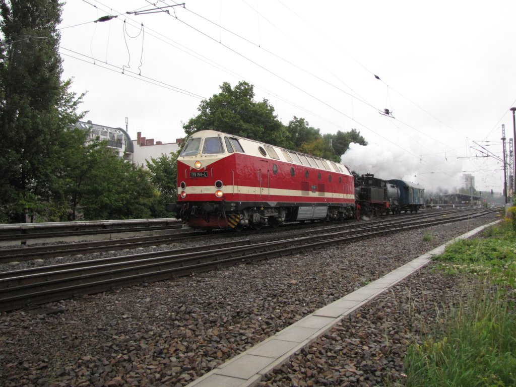 BR DR 119 mit Dampflok BR 91 ,einem Kesselwagen und ein Mannschaftswagen von Schneweide (Bw Fest)am 13.09.2010 unterwegs zurck nach Mecklenburg , hier in Greifswalder Strasse