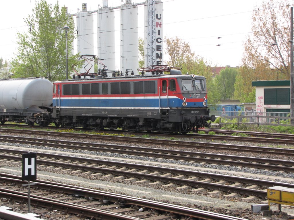 BR DR 211 der EGP am Zementzug Richtung Deuna in Berlin Gfb am 26.10.2010