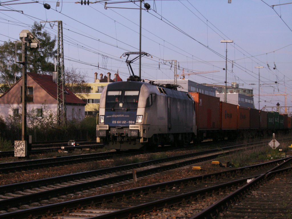 BR ES  der 64 U2-024 der Wienerlokalbahn kommt am 22.04.2010 mit Containerzug durch Regensburg.