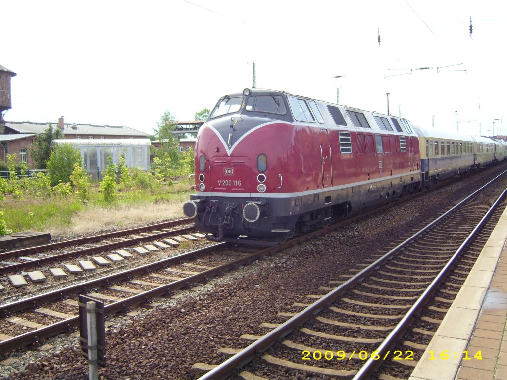 BR V 200 116 abgestellt mit dem Rheingold im Bahnhof Lbbenau. Aufgrund der Sonneneinstrahlung ist die Oberleitung nur schwach zu erkennnen.