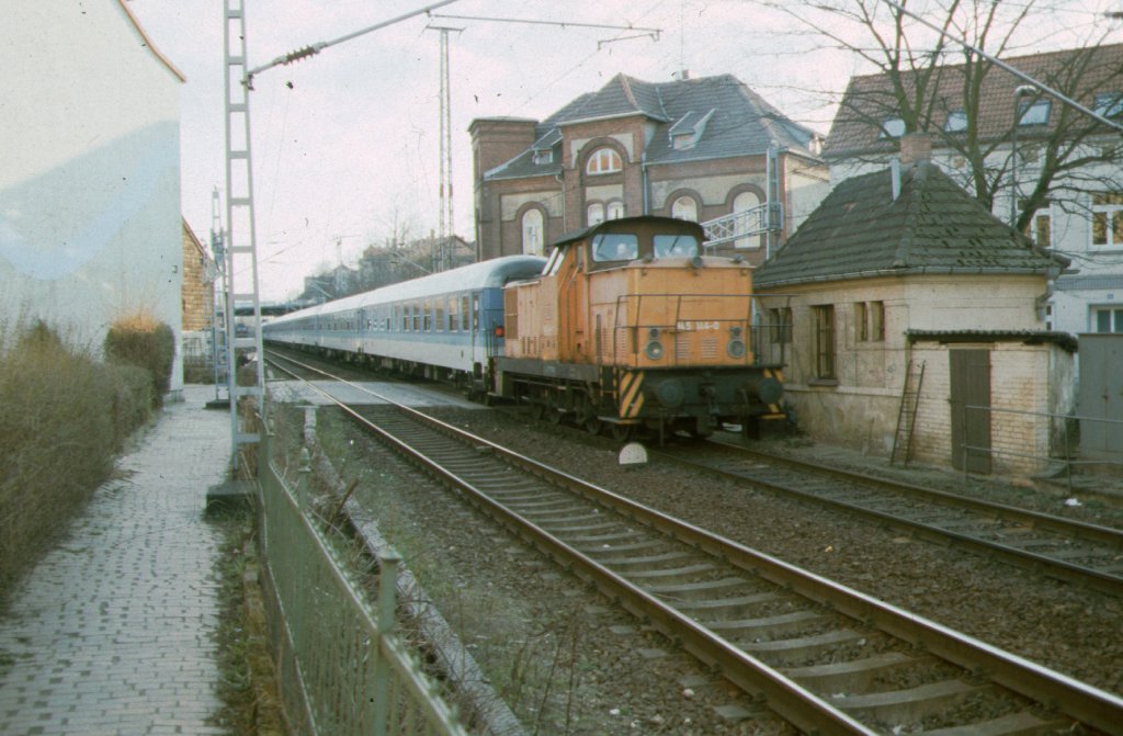 BR V60 beim reinholen eines liegengegliebenen Interregio in den Schweriner HBF im jahre 1992