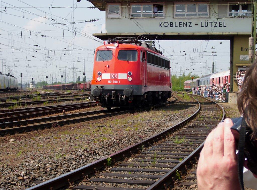 BR110 300-1 bei der Lokparade im DB-Museum Koblenz L�tzel am 21.05.11.