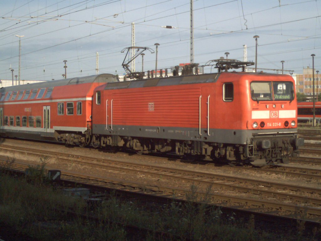 BR114-0318 in Berlin Lichtenberg  mit einen Zug nach Stralsund