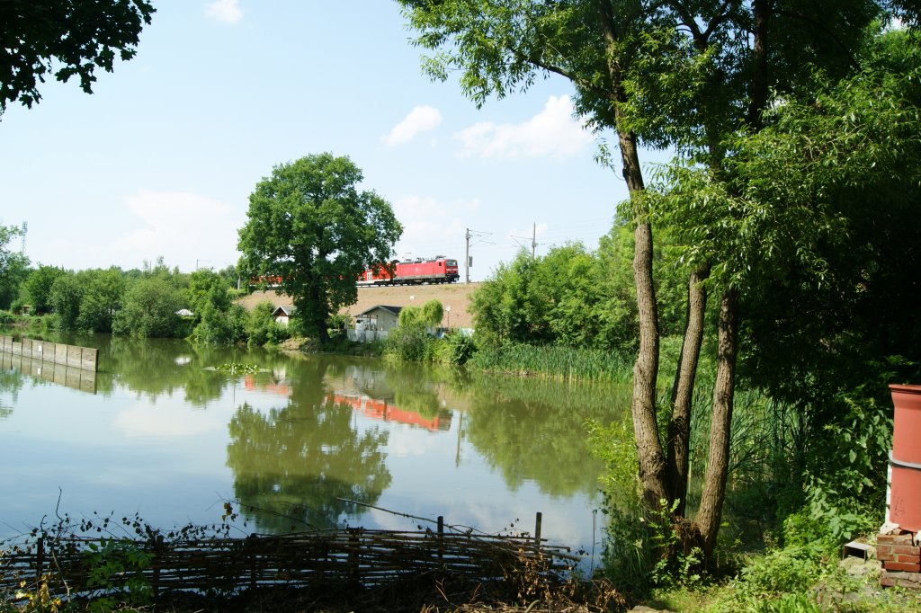 BR143 mit einem Regionalzug auf dem Weg nach Dresden hier in Chemnitz-Hilbersdorf. 06.07.2011