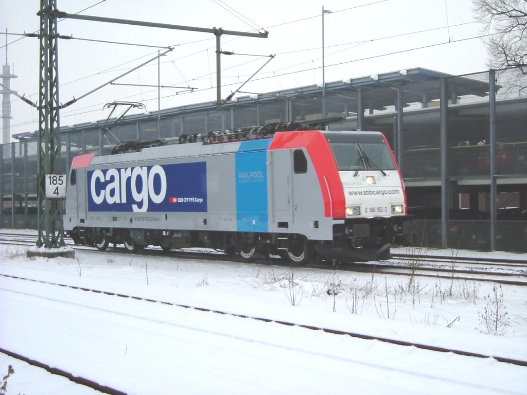 BR186 182-2 der SBB- Cargo bei trben Wetter auf langsamer LZ- Fahrt durch den Bahnhof Greven auf der KBS 410 von Rheine in Richtung Mnster am 14.01.2010.