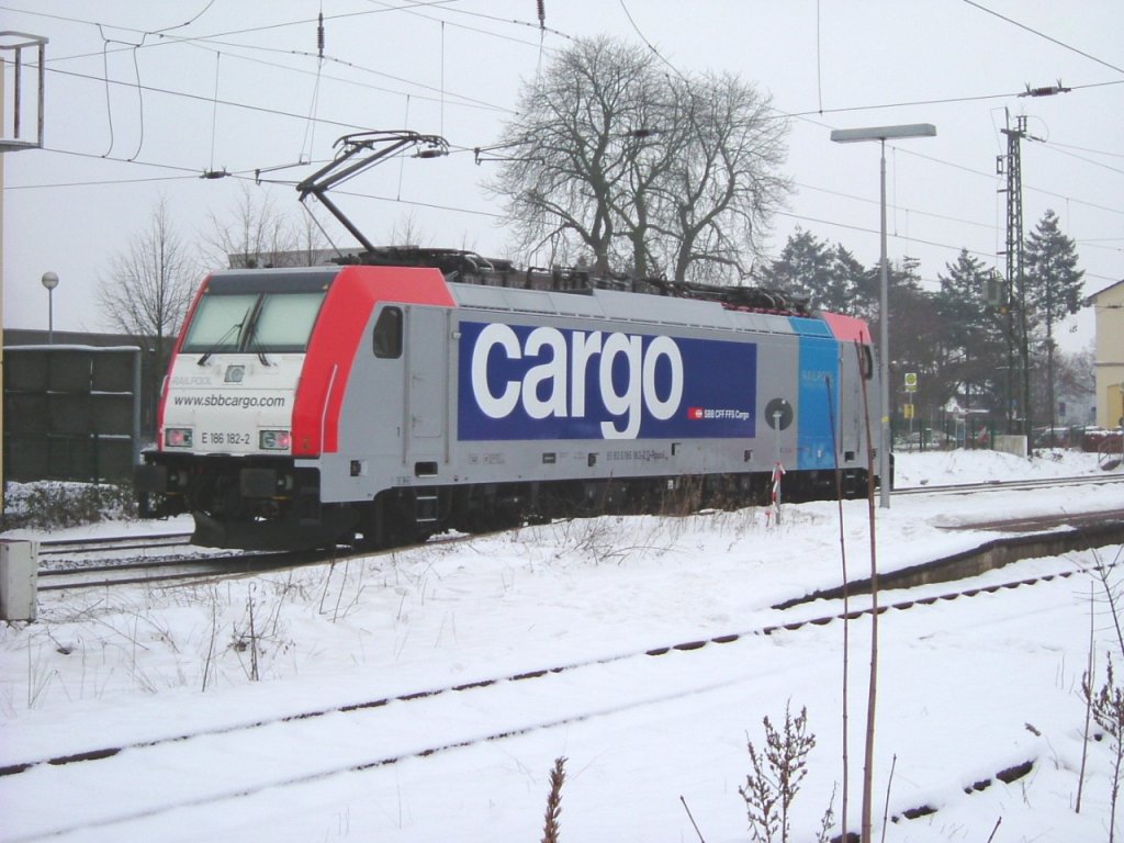 BR186 182-2 der SBB- Cargo bei trben Wetter auf langsamer LZ- Fahrt durch den Bahnhof Greven auf der KBS 410 von Rheine in Richtung Mnster am 14.01.2010.