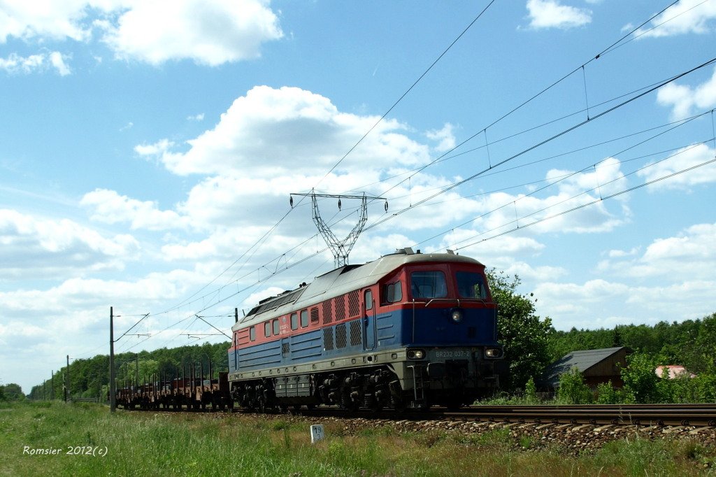 BR232 037-2,Ludmila der polnischer Firma KOLPREM mit den kurzen Guterzug in Tichau(Oberschlesien).Bild am 26.05.2012.