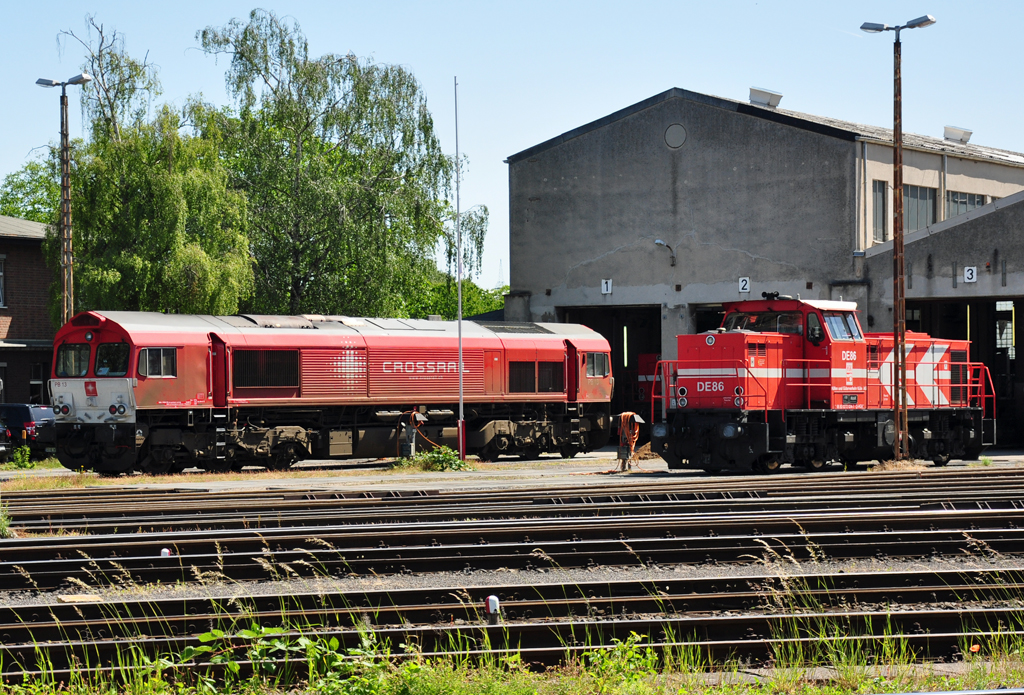 BR266 (Class 66) und MaK DE 1002 der HGK in Brhl-Vochem - 25.05.2011
