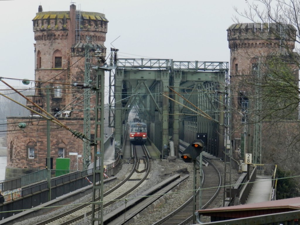 BR420 im S-Bahn-Verkehr des Verkehrsverbunds Rhein-Main, aus Richtung Frankfurt kommend auf der Rheinbrcke Mainz-Sd, aufgenommen am 15.02.2013.