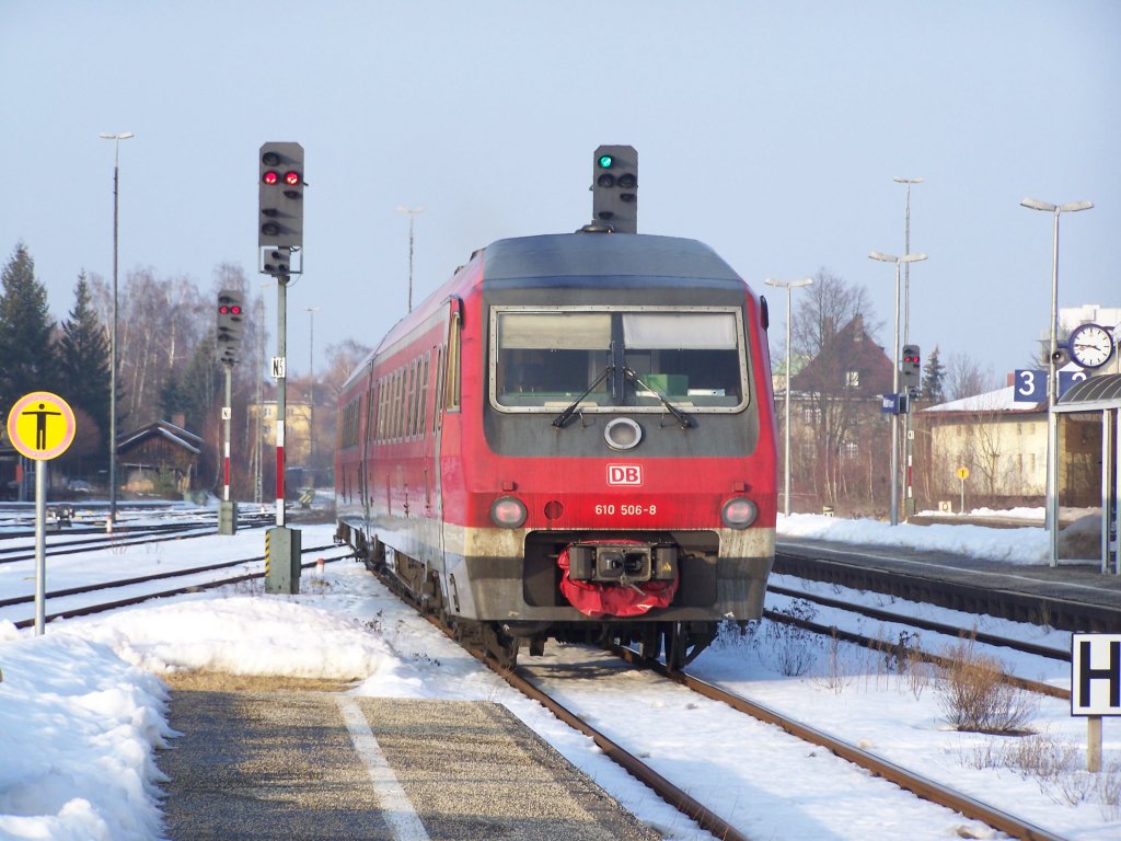 Br.610 als Regional Express bei der Ausfahrt aus dem Bahnhof Weiden (Oberpf),zur weiter Fahrt nach Neustadt (Waldnaab).Er hat nur noch einen Zwischenhalt und zwar Altenstadt (Waldnaab).