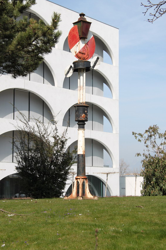 Bruchte vielleicht mal einen frischen Anstrich,eine Hipp`sche Wendescheibe(ex.RhB)im Vorgarten einer Wohnsiedlung.Landquart 04.04.13
