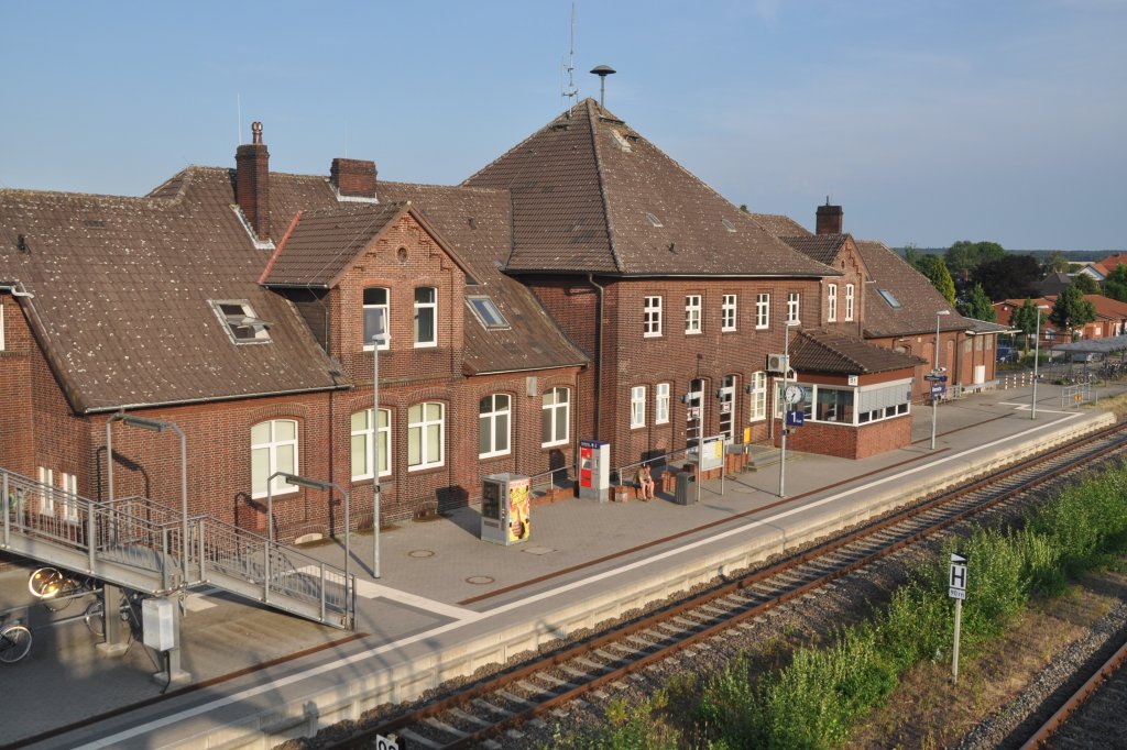 BRAMSCHE (Landkreis Osnabrück), 23.07.2013, Blick auf das Bahnhofsgebäude