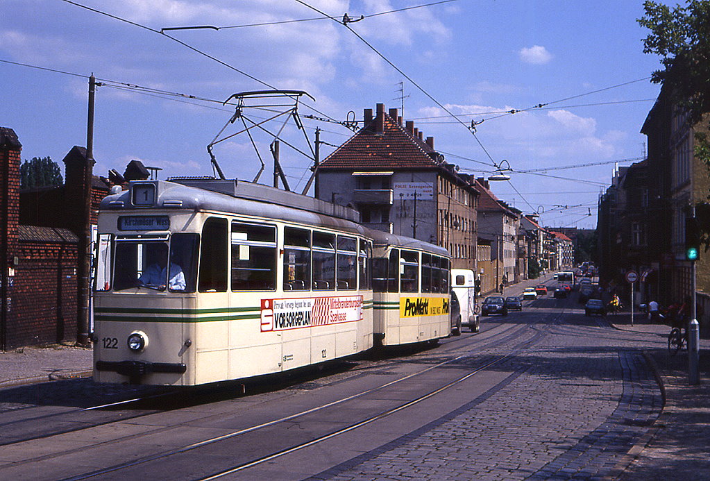 Brandenbeurg Tw 122 mit Bw 276 in der Bauhofstra�e, 12.07.1994.