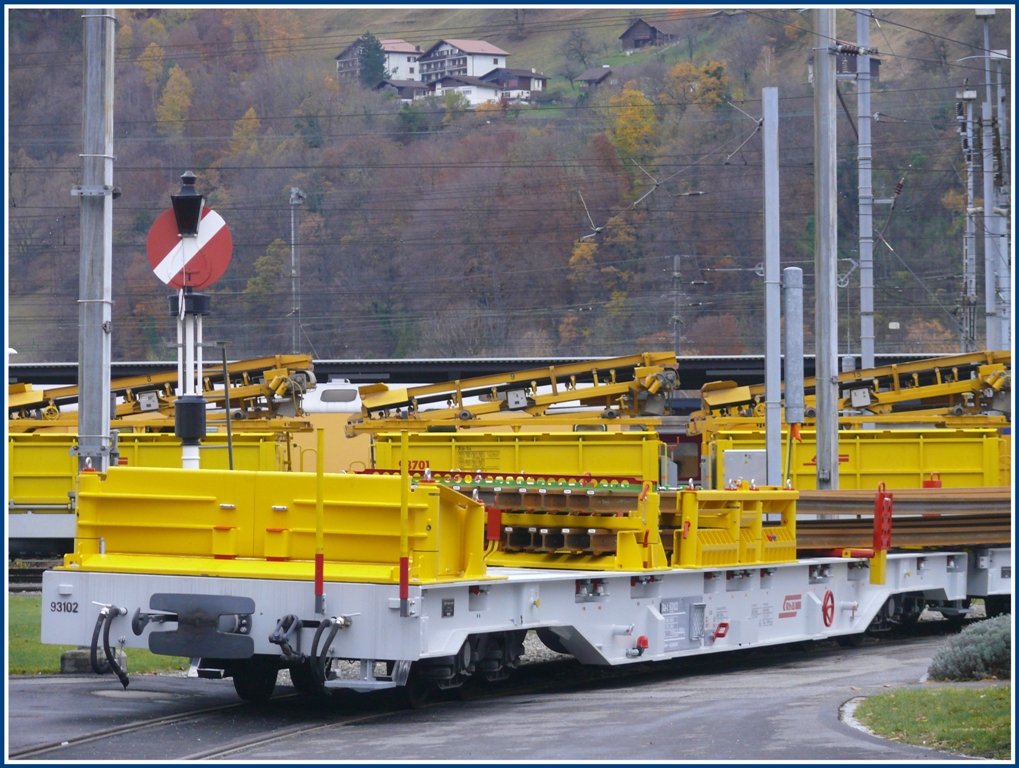 Brandneuer Xa-t 93102 im engen Gleisbogen vor der Hauptwerksttte in Landquart. (16.11.2009)
