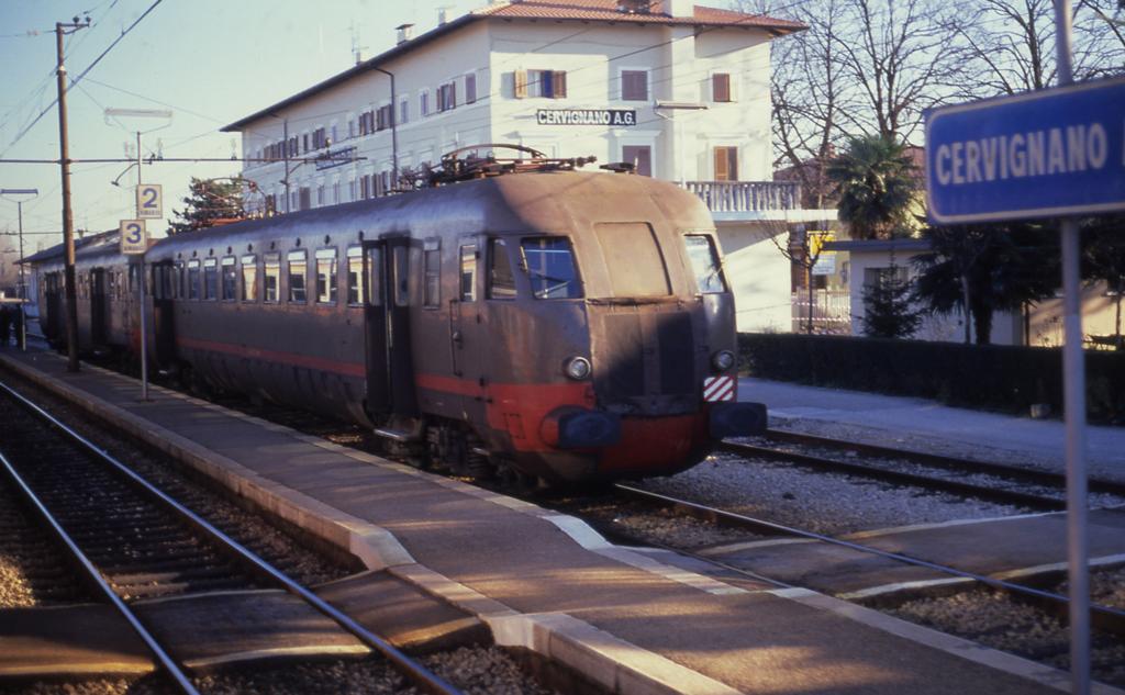 Braune Elektrotriebwagen hatte ich bis dahin nicht gekannt. Am 19.1.1991
sah ich zum ersten Mal ein solches Exemplar bei der Durchfahrt von Venedig
nach Triest im Bahnhof Cervignano am Adriatischen Meer. 
Die Gattungsbezeichnung und Nummer ist mir leider nicht bekannt.