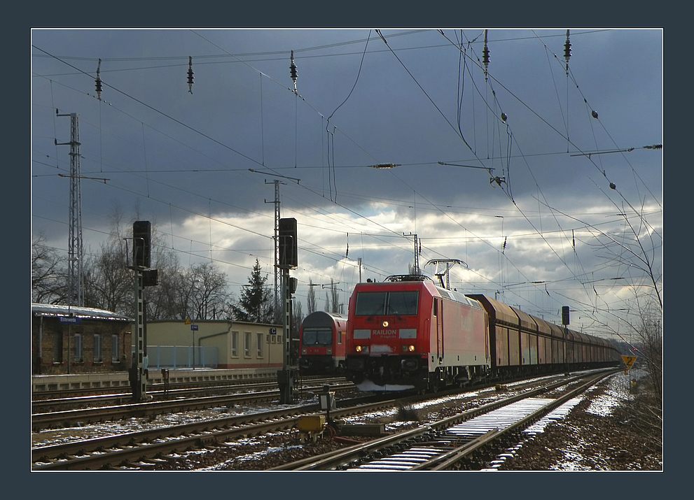 Braunkohleleerpendel und Regionalexpress nach Stralsund im Bahnhof Elsterwerda. Aufnahme im Februar 2009