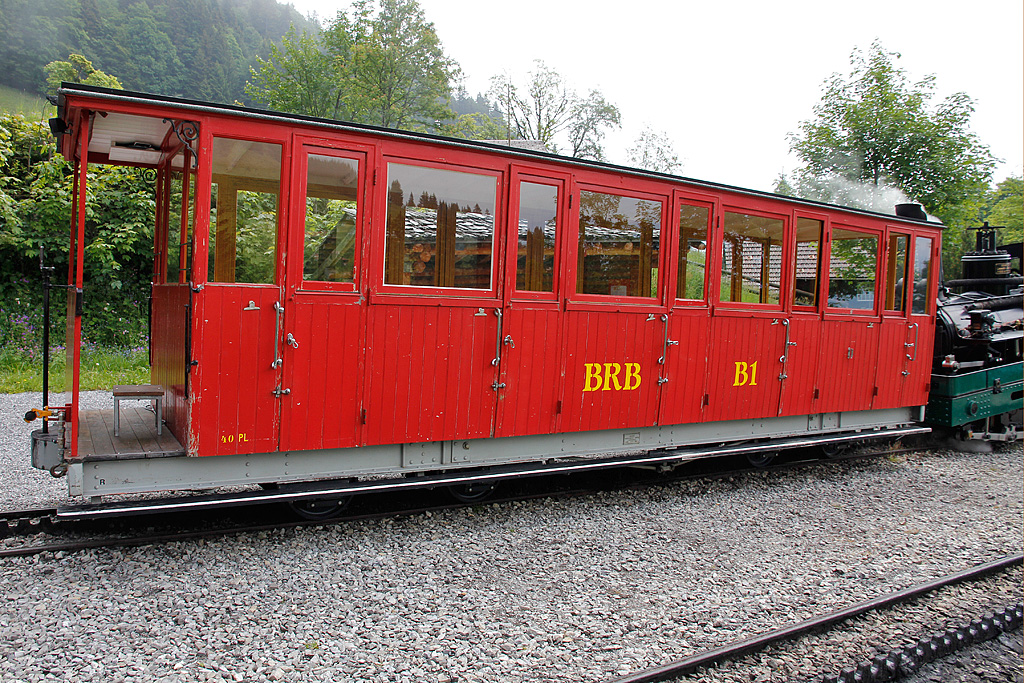 BRB-B1 mit Baujahr 1892. Der Wagen bietet Platz fr 40 Personen und wartet auf die Heizerkurs-Absolventen. Planalp, 03. Juni 2011, 11:56