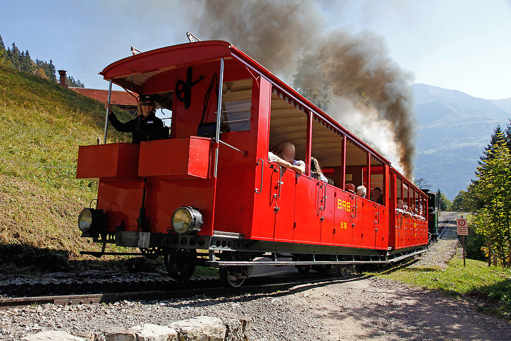 BRB-Dampfzug 2. Generation hat soeben die Mittelstation Planalp verlassen und klettert nun rauf nach Rothorn Kulm, 30. Sept. 2011, 14:35
