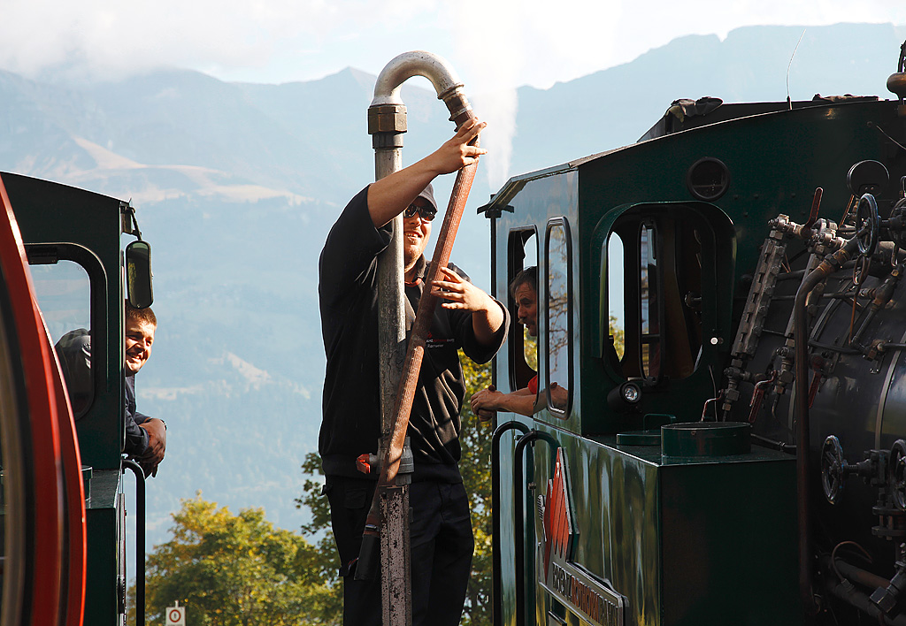 BRB H 2/3 Loks 14 und 15 beim Wassertanken. Frhliche Gesichter der Lokfhrer und Zugbegleiter verraten Arbeitsspass... Station Planalp, 23. Sept. 2010, 17:09
