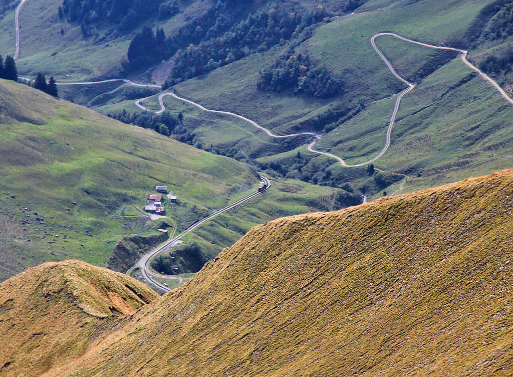 BRB H 2/3 Nr. 2 ist mit ihrem Zug schon fast wieder bei der Planalp unten. Wir dafr fast auf dem Rothorn oben... 23. Sept. 2010, 15:02