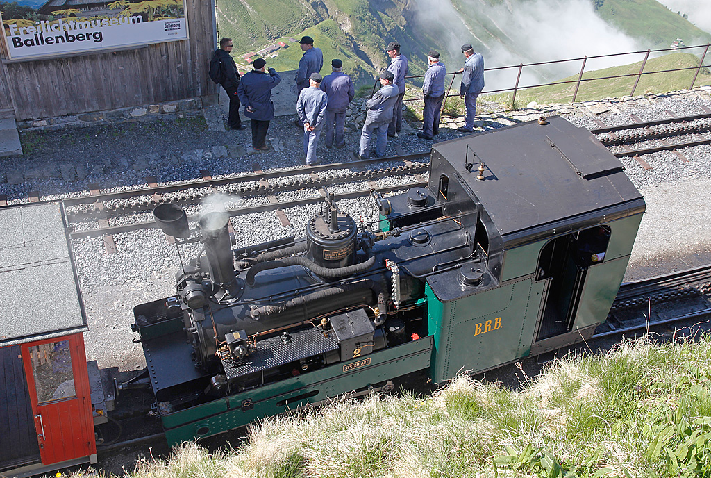 BRB-Heizer-Anfngerkurs: die Gruppe macht gerade Pause. Davor die historische Dampflok Nr. 2 von 1891. Aufnahme in Rothorn Kulm, 03. Juni 2011, 10:37
