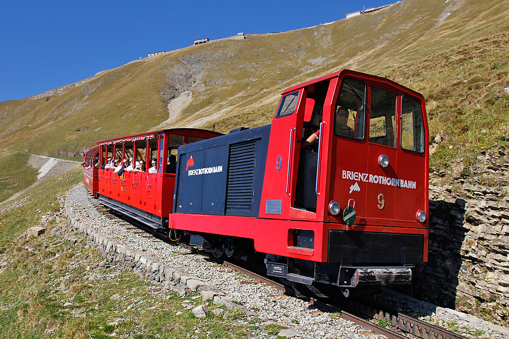 BRB Hm 2/2 Nr. 9 auf Talfahrt mit B12 und B4 (dieser mit BB-Kollegen) kurz vor dem Niveau-bergang. Die dieselhydrostatische Lok substituiert immer noch Dampflok Nr. 12, die noch immer in Revision ist. In der Morgenweid, 01. Okt. 2011, 14:40