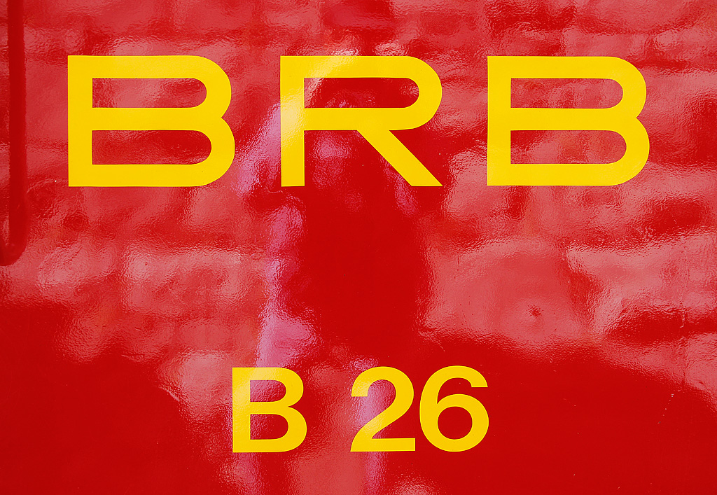 BRB-Logo am Wagen B26, entsprechend den alten Logos von SBB, BLS usw. aus den 1960er-, 1970er-Jahren. Die Buchstaben sind hier aber etwas nher gerckt. Aufnahme vom 28. Mai 2011, 09:45