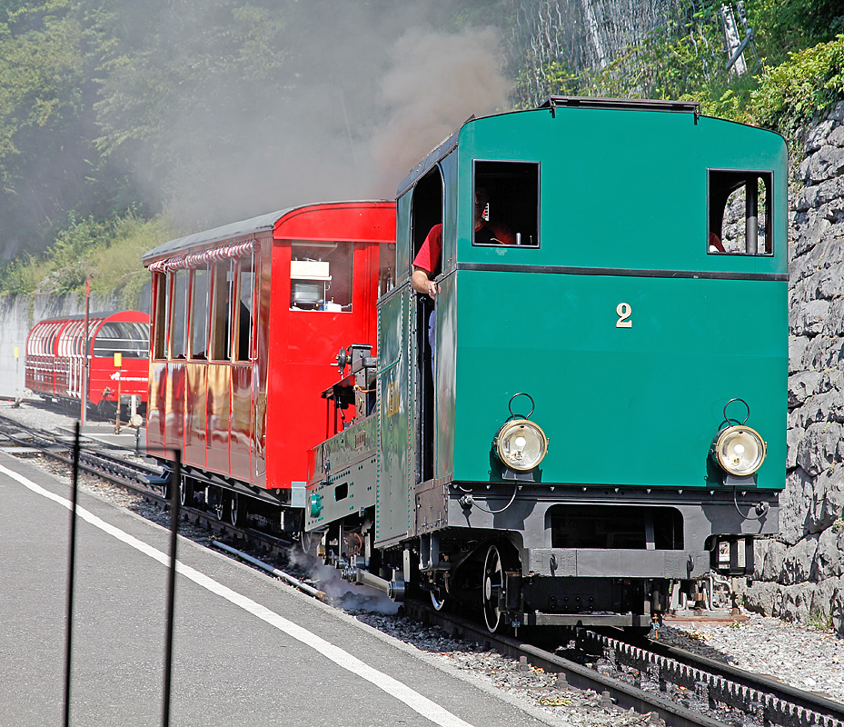 BRB Lok 2 mit B27 Salon Rouge fhrt in die Talstation Brienz ein. Links im Bild sichtbar die Panoramawagen B3 und B9. Aufnahme vom 16. Juli 2011, 09:55